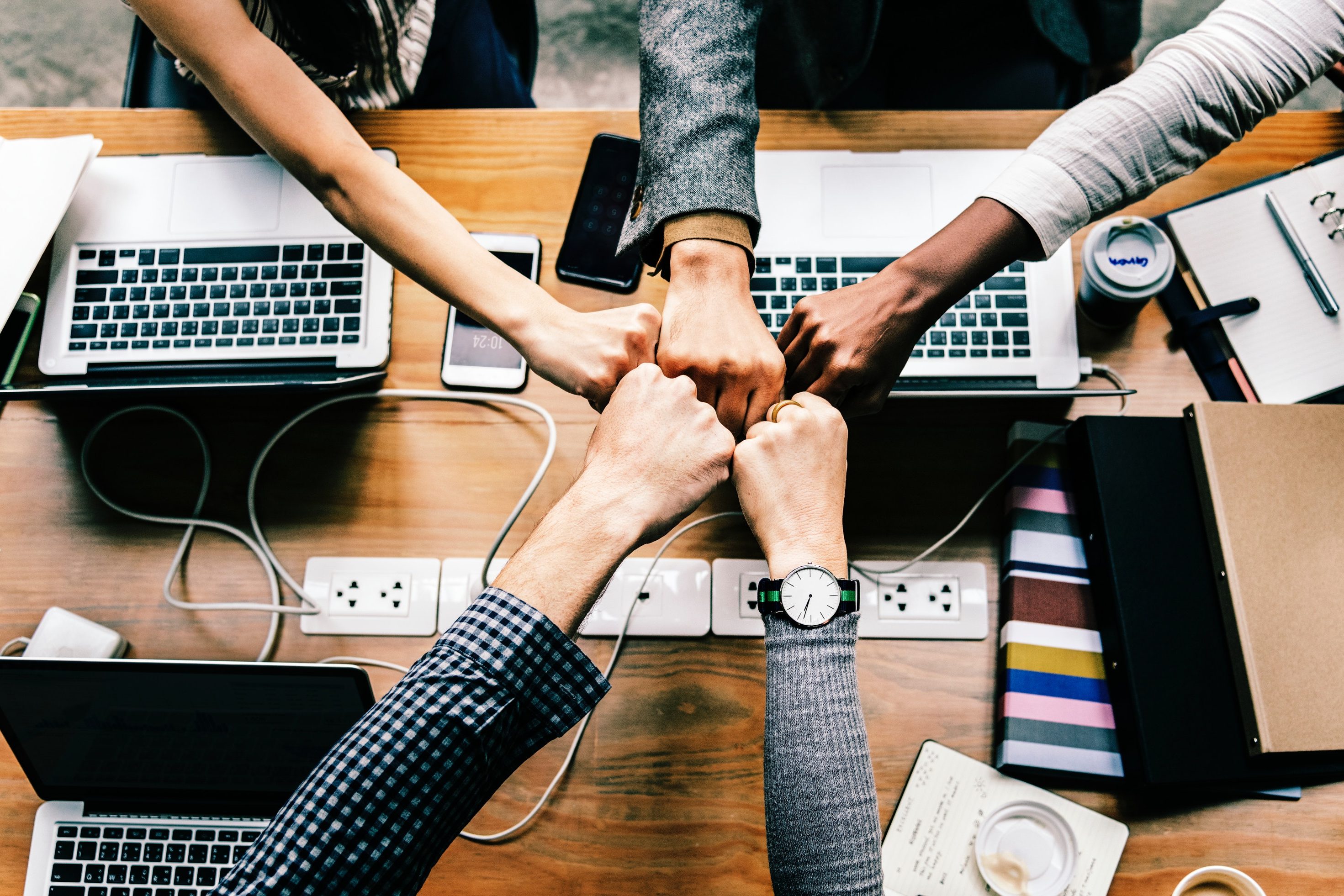 cropped-bump-collaboration-colleagues-1068523.jpg